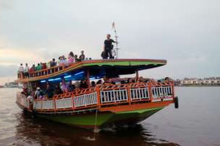 Suasana menyusuri sungai Kapuas menggunakan kapal wisata.