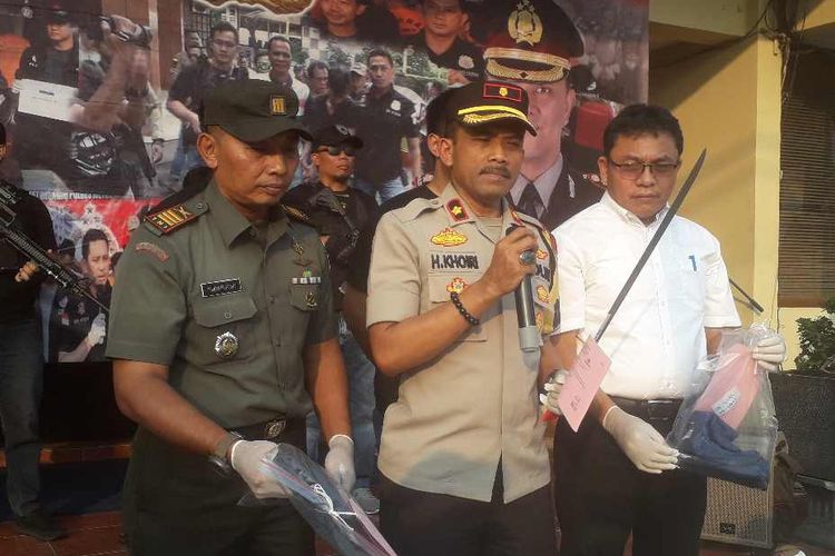 Kapolres Cengkareng Khoiri saat tunjukan barang bukti benda tajam yang dibawa Dodi alias Otong di Polres Jakarta Barat pada Rabu (03/07/2019)