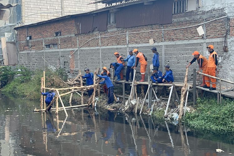 Jembatan Bambu di Tegal Alur Jakbar Dibongkar, Bakal Diganti Material Baja