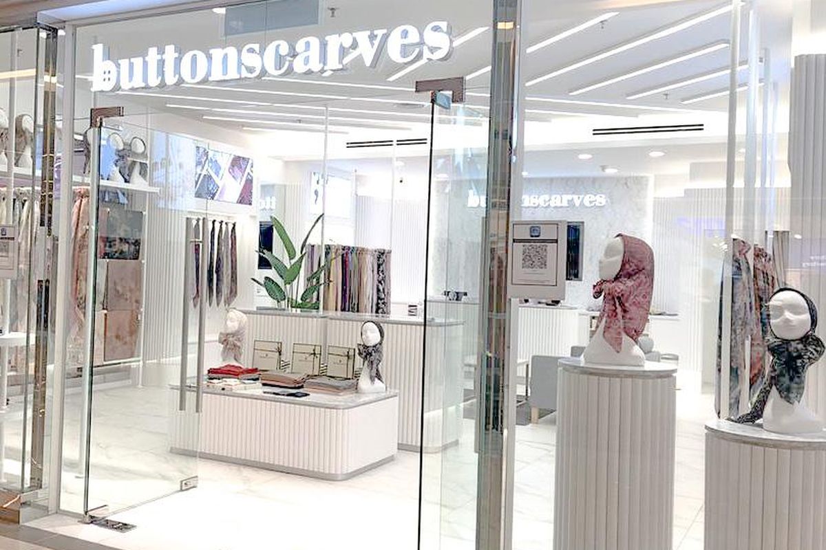 Tampilan toko Buttonscarves di Avenue K Mall Malaysia.