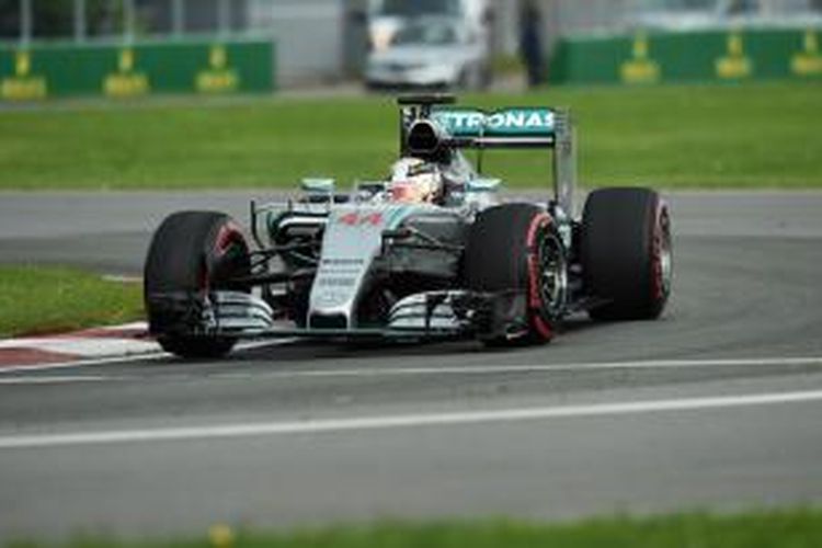 Pebalap Mercedes asal Inggris, Lewis Hamilton, memacu motornya pada sesi latihan pertama GP Kanada di Sirkuit Gilles Villeneuve, Jumat (5/6/2015).