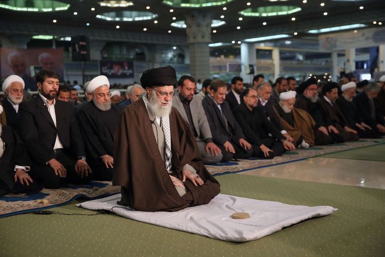 Pemimpin Tertinggi Iran Ayatollah Ali Khamenei memimpin shalat Jumat di Teheran pada 17 Januari 2020. Ini adalah kali pertama Khamenei memimpin shalat Jumat dalam 8 tahun terakhir.