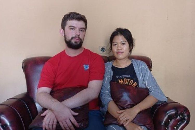 Pria asal Amerika Serikat bernama Zack Snyder bersama wanita pujaan hatinya Meli Agustin berfoto bersama saat berada di Tanggamus, Lampung, Rabu (14/12/2022).