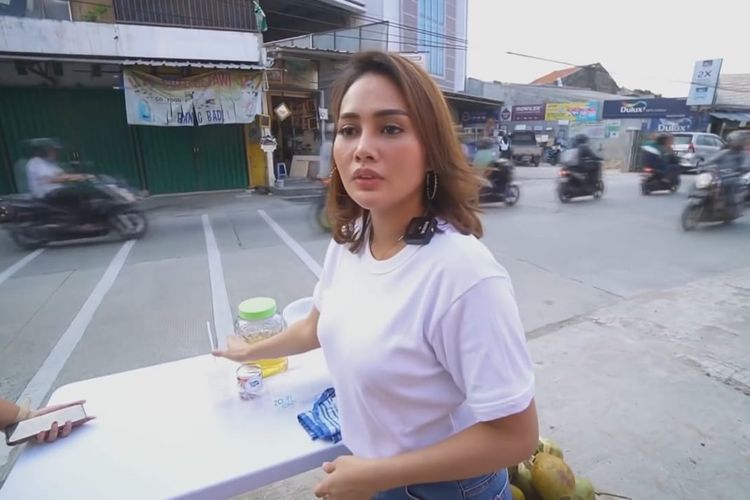 Intan Ratna Juwita jualan es kelapa muda. (Bidikan layar YouTube Intan Ratna Juwita). 