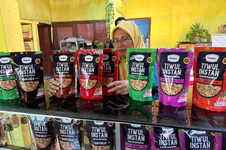 Di tangan Lilik Sri Rahayu (61), tiwul diubah menjadi bentuk instan dan bisa menjadi oleh-oleh untuk wisatawan. Usaha oleh-oleh tiwul instan milik Lilik awali dari pelatihan membuat tepung mocaf.