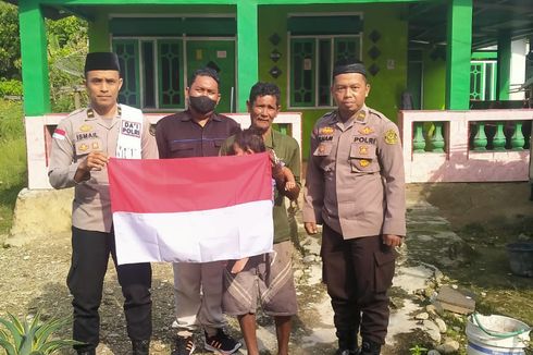 Gelorakan Cinta NKRI di Poso, Satgas Madago Raya Bagikan Bendera Merah Putih ke Warga