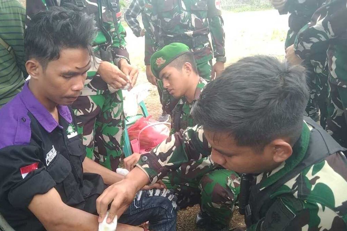 Seorang mahasiswa mengalami luka bakar saat aksi unjuk rasa di depan jalan masuk ke Kantor DPRD Baubau, Senin (1/9/2025). Korban langsung mendapat pertolongan medis dari anggota TNI Batalyon Infantri (Yonif) TP 823 Raja Wakaka yang bertugas melakukan pengamanan.