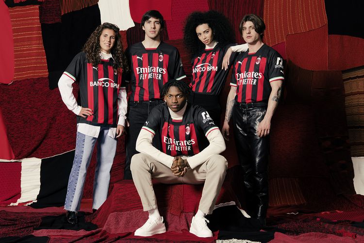 Personel AC Milan, Rafael Leao (duduk) dan Sandro Tonali (berdiri, kedua dari kiri), berpose dengan jersey anyar timnya untuk musim 2022-2023. AC Milan resmi merilis jersey kandang musim 2022-2023 pada Senin 4 Juli 2022.