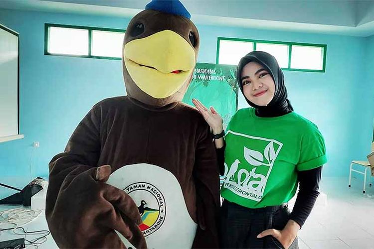Ajeng Mawaddah Puyo Duta Burung bersama maskot maleo saat mengenalkan burung maleo senkawor (Macrocephalon maleo) di sekolah MIT Al-Ishlah kota Gorontalo.