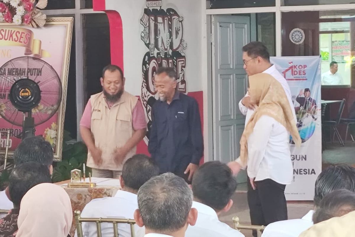 Ketua Koperasi Desa Merah Putih (KDMP) Desa Bawang, Joko Sunarno, menandatangani nota kesepahaman (MoU) dengan perwakilan Dapur Makan Bergizi Gratis (MBG) Muhammadiyah Kabupaten Banjarnegara, Sugino Purnomo, terkait penyediaan bahan baku tepung mocaf untuk menduung kegiatan dapur MBG di Desa Bawang, Sabtu (20/9/2025). Prosesi itu turut disaksikan Wakil Menteri Pertanian (Wamentan) RI Sudaryono dan Bupati Banjarnegara Amalia Desiana.