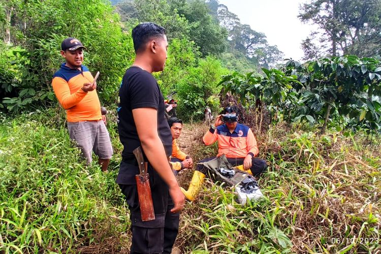Petugas BPBD Jember saat melacak titik kebakaran di Lereng Gunung Argopuro Jember menggunakan kamera drone, Senin (9/10/2023)