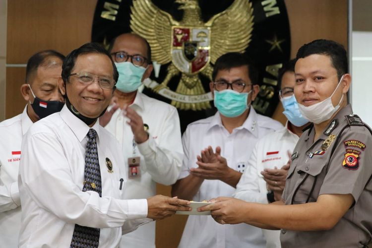 Menteri Koordinator Bidang Politik, Hukum, dan Keamanan (Menko Polhukam) Mahfud MD turut memperingati HUT Bhayangkara ke-74 di kantor Kemenko Polhukam, Jakarta, Rabu (1/7/2020).