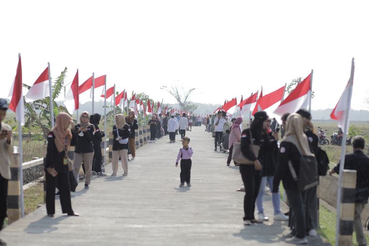Dalam rangka memperingati Hari Ulang Tahun Republik Indonesia ke-78, Desa Temenggungan Kecamatan Ngombol menggelar acara bersejarah dengan mengibarkan 1.000 bendera merah putih sepanjang jalan desa. 