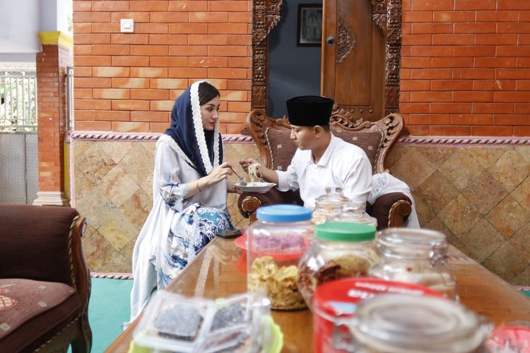 Bupati Trenggalek Mochamad Nur Arifin bersama sang istri Novita Hardini sedang menikmati makanan khas dalam tradisi kupatan.