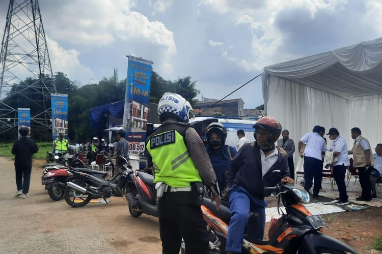 Polisi tengah menindak pengendara motor dalam razia KTMDU di Jalan Boulevard Grand Depok City pada Rabu (8/6/2022).