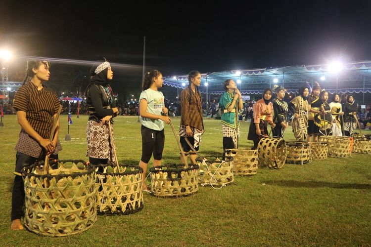 Permainan Nglarak Blarak khas Kabupaten Kulon Progo, Daerah Istimewa Yogyakarta.