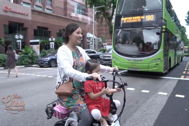 Gaya Sarwendah saya mengantar putri pertamanya, Thalia Putri Onsu, ke sekolah barunya di Singapura.