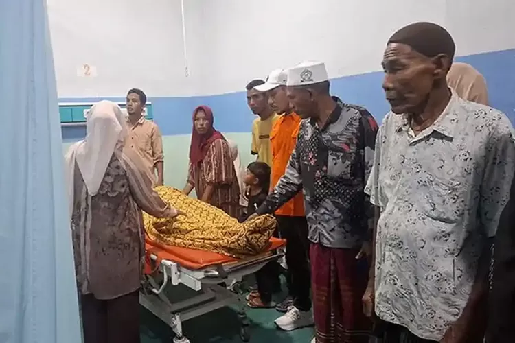 Pikap Bawa Rombongan Penjenguk Tertimpa Pohon di Pidie, 7 Orang Tewas