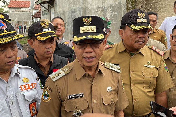 Bupati Bandung Dadang Supriatna saat mengunjungi Komplek Bojongmalaka Indah di Desa Bojongmalaka, Kecamatan Baleendah, Kabupaten Bandung, Jawa Barat pada Senin (5/6/2023)