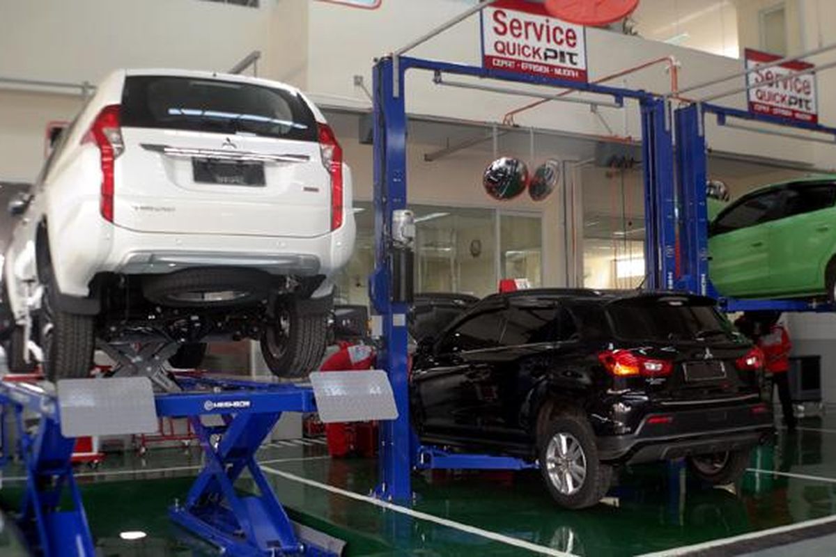 Suasana bengkel resmi Mitsubishi.