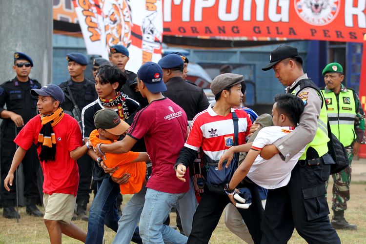 Korban robohnya pagar tribun 3 Stadion Kanjuruhan Kabupaten Malang saat Arema FC menjamu Persija Jakarta Pekan 28 Liga 1 2019 yang berakhir dengen skor 1-1 pada Sabtu (23/11/2019) malam.