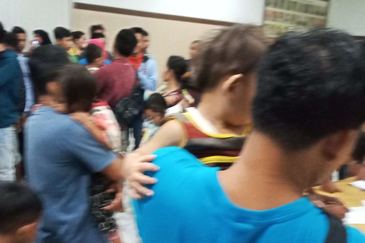 Puluhan warga asal Selapan, Sumsel termasuk balita saat dievakuasi di Mapolres Pangkal Pinang
