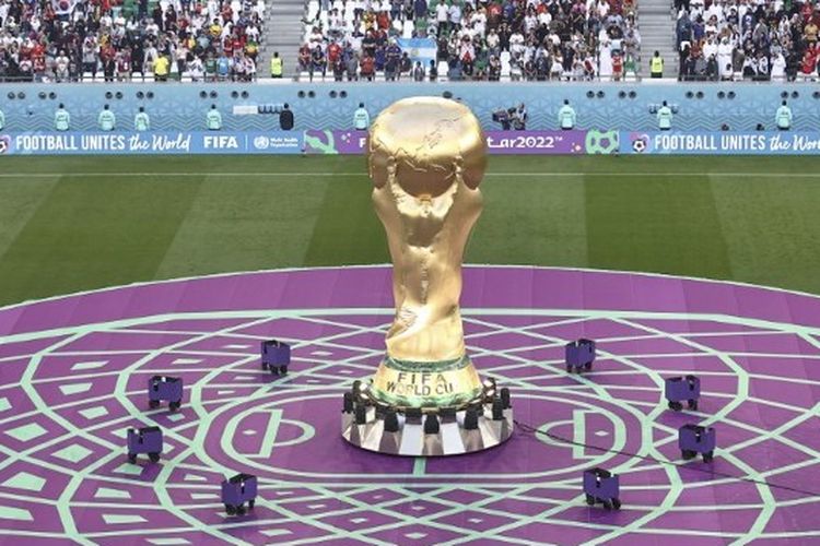 Replika trofi Piala Dunia raksasa yang biasanya tampak menjelang kickoff pertandingan. 