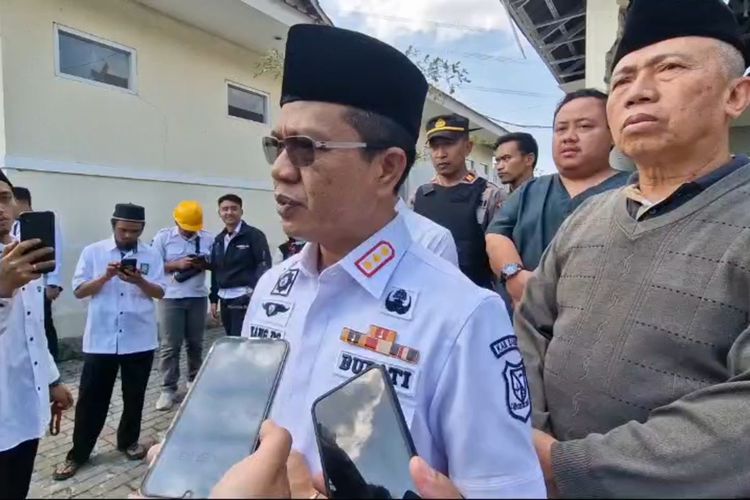 Bupati Bandung Dadang Supriatna saat diwawancarai terkait kondisi warga yang terdampak gempa bumi di Kecamatan Kertasari, Kabupaten Bandung, Jawa Barat, pada Rabu (18/9/2024)