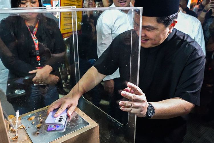 Menteri BUMN Erick Thohir mengeprek kacang walnut pakai Oppo A3 Pro 5G.