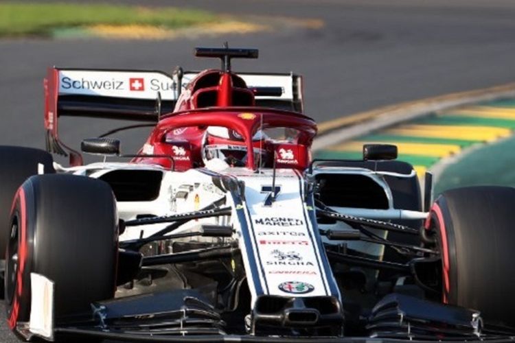 Pebalap Alfa Romeo asal Finlandia, Kimi Raikkonen, memacu mobilnya pada sesi kualifikasi F1 GP Australia di Sirkuit Albert Park, 16 Maret 2019. 