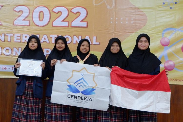 Tim inovasi dari SMP Islam Cendekia Cianjur, Jawa Barat, usai menerima medali emas di ajang lIndonesia International Invention Expo (IIIEX) 2022.