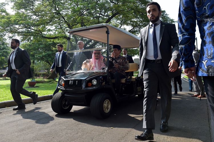 Raja Arab Saudi Salman bin Abdulaziz al-Saud (kiri) bersama Presiden Indonesia Joko Widodo mengendarai golf cart di Istana Kepresidenan, Jalan Medan Merdeka Utara, Jakarta, Kamis (2/3/2017). 