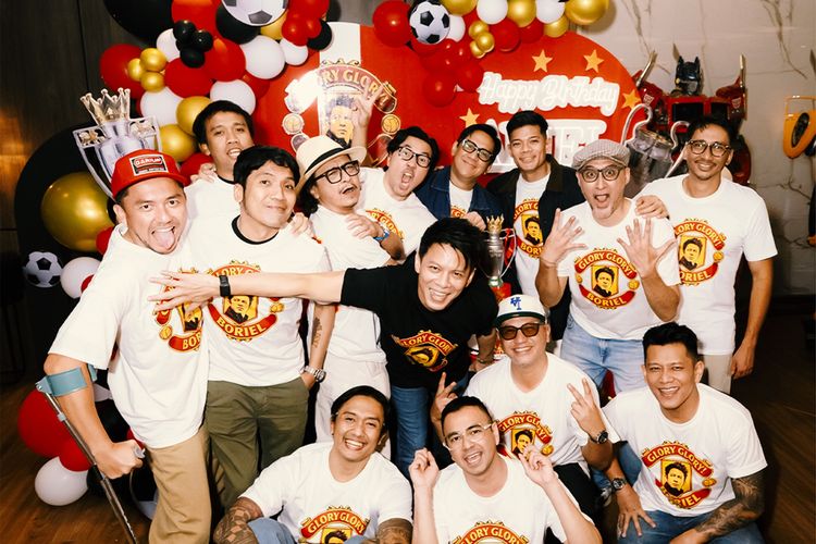 6 Gaya Ariel NOAH Saat Merayakan Ultah ke-45, Tema Manchester United