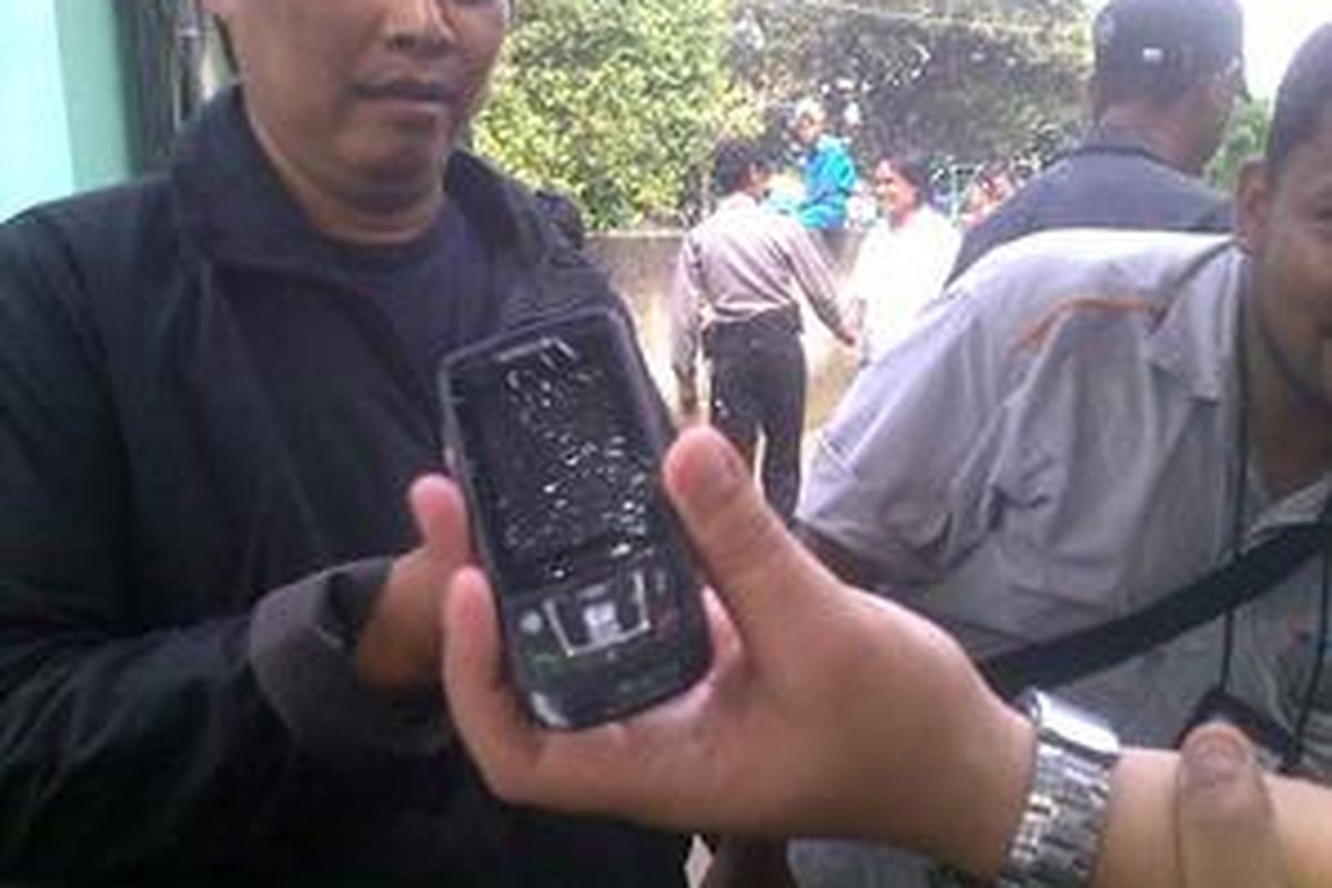 Barang bukti berupa satu buah telepon seluler milik wartawan diamankan oleh polisi. Aksi pencopetan terjadi sebanyak enam kali sepanjang persidangan vonis di Pengadilan Negeri Jakarta Selatan, Kamis (11/2/2010)