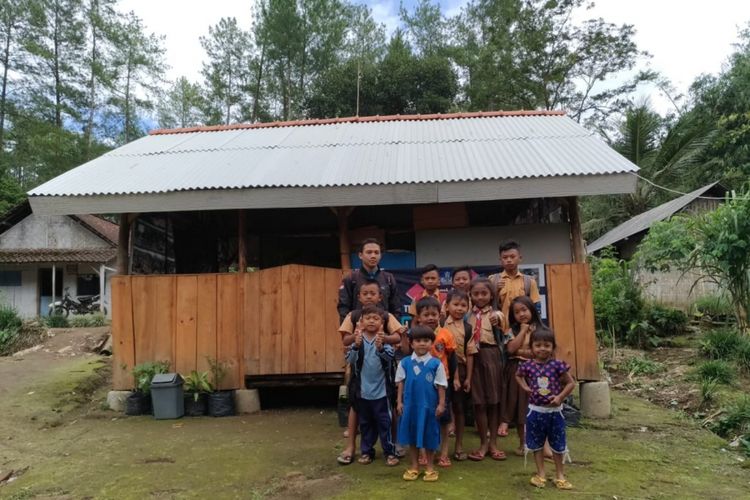 Para siswa di depan rumah belajar Tunas Harapan di wilayah Tlocor Desa Jambewangi Kecamatan Sempu Kabupaten Banyuwangi