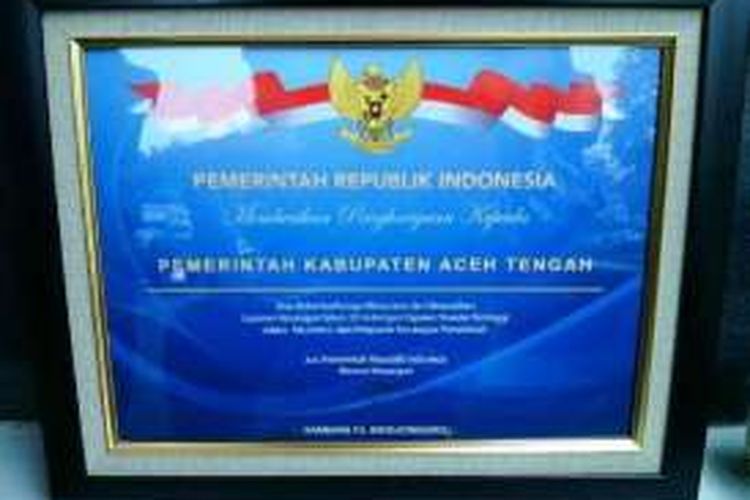 Sebuah piagam penghargaan WTP dari BPK RI yang diterima Pemkab Aceh Tengah tahun 2014.