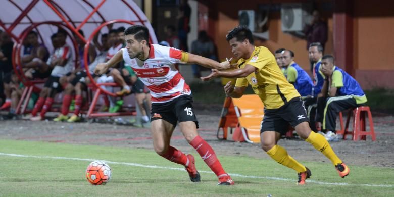 Bek Madura United, Fabiano Beltrame saat merebut bola dari pemain Semen Padang FC dalam pertandingan Piala Presiden di Stadion Gelora Ratu Pamelingan Pamekasan, Rabu (8/2/2017). 