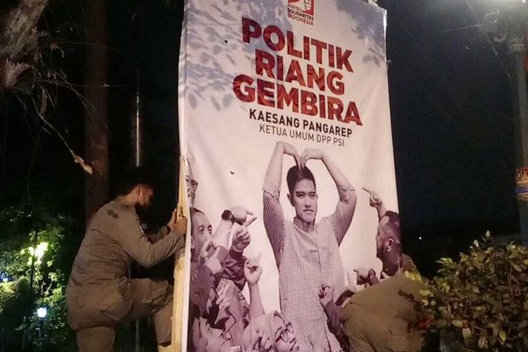 Satpol PP Kota Yogyakarta copot baliho, spanduk, hingga rontek paslon pilpres 2024, Kamis (16/11/2023)