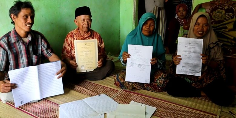 Ilyas (baju batik) bersama Warniah (di sampingnya), dan Sofiyudin serta Eti sujud syukur di rumahnya, di Desa Rawa Urip, Kecamatan Pangenan Kabupaten Cirebon, Senin (2/9/2019). Mereka mengungkapkan syukur, putri pertamanya telah berhasil ditemukan setelah 31 tahun meninggalkan rumah dan tidak pernah bertemu.