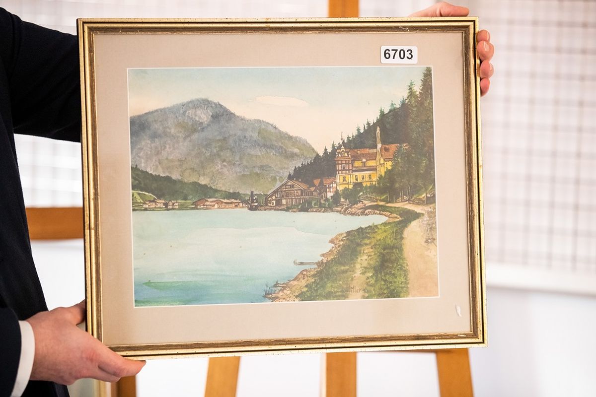 Gambar yang diambil pada 8 Februari 2019 menunjukkan lukisan cat air dengan pemandangan desa dekat danau dan gunung. Lukisan itu tak biasa karena terdapat tanda tangan A Hitler dengan diduga lukisan itu dibuat oleh Pemimpin Nazi Jerman Adolf Hitler.
