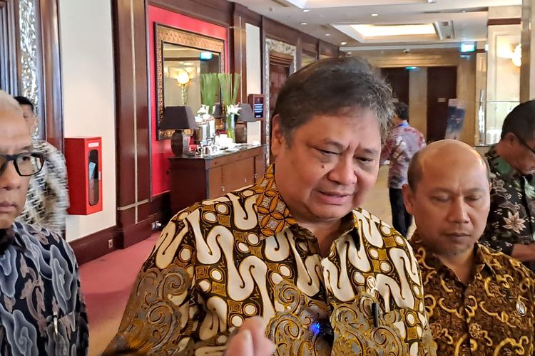 Ketua Umum Partai Golkar Airlangga Hartarto saat ditemui awak media di Hotel Shangri-La, Jakarta, Selasa (21/2/2023). 