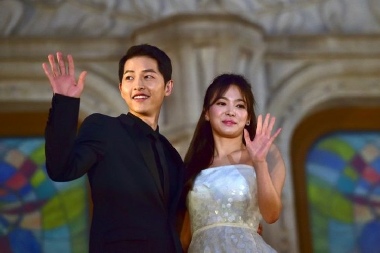 Pasangan artis asal Korea Selatan Song Joong Ki (kiri) dan Song Hye Kyo berpose di karpet merah acara tahunan BaekSang Art Awards ke-52 di Seoul, pada 3 Juni 2016.