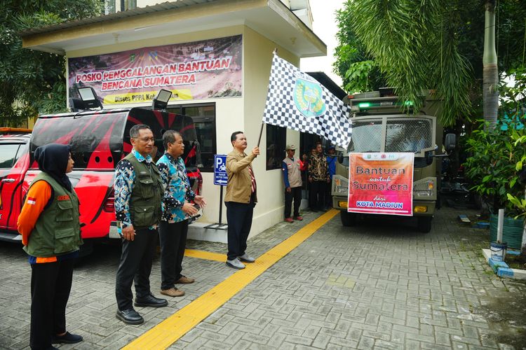 Wali Kota Madiun, Maidi melepas bantuan dari warga Kota Madiun untuk korban bencana banjir bandang di Sumatera, Kamis (4/12/2025). 