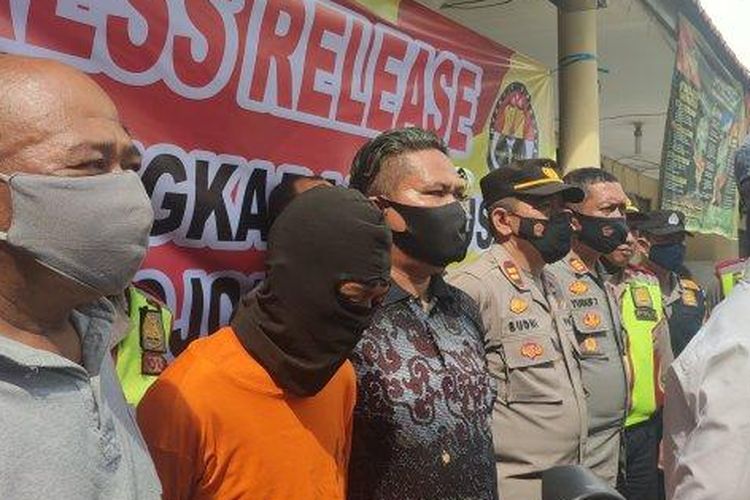 Polisi berhasil meringkus KR (20), pelaku rajapati terhadap Dede Rohayah (62), seorang lansia di Jalan Leuwisari, Kelurahan Kebon Lega, Kecamatan Bojongloa Kidul, Kota Bandung. 
