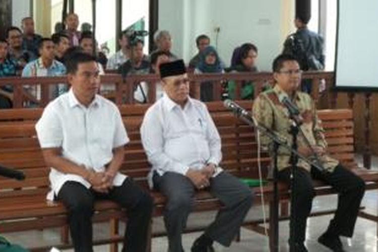 Sidang Pengadilan Tipikor Pekanbaru dengan terdakwa Ahmad Kirjuhari pada Kamis (12/11/2015). Sidang mendengarkan kesaksian (dari kiri ke kanan) Suparman, Johar Firdaus dan Gumpita terkait kasus suap APBD Riau.