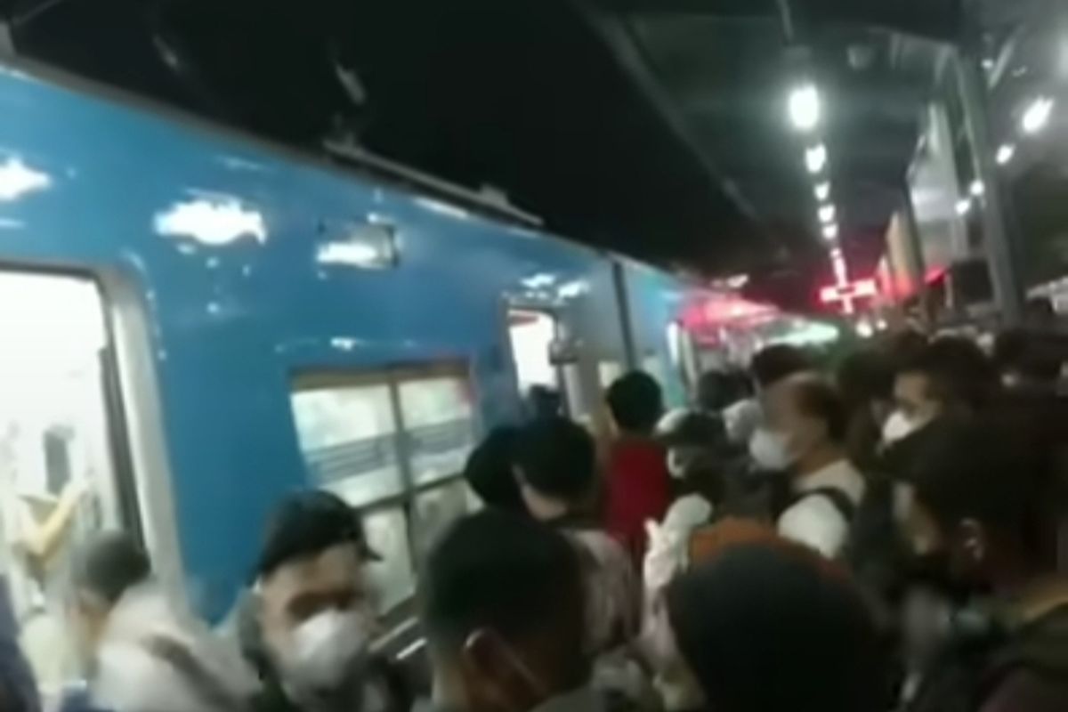 Penumpukan penumpang KRL terjadi di peron Stasiun Cawang, Jakarta pada Jumat (30/9/2022) malam. Insiden ini diakibatkan adanya gangguan pada rangkaian kereta rute Jakarta-Nambo. 