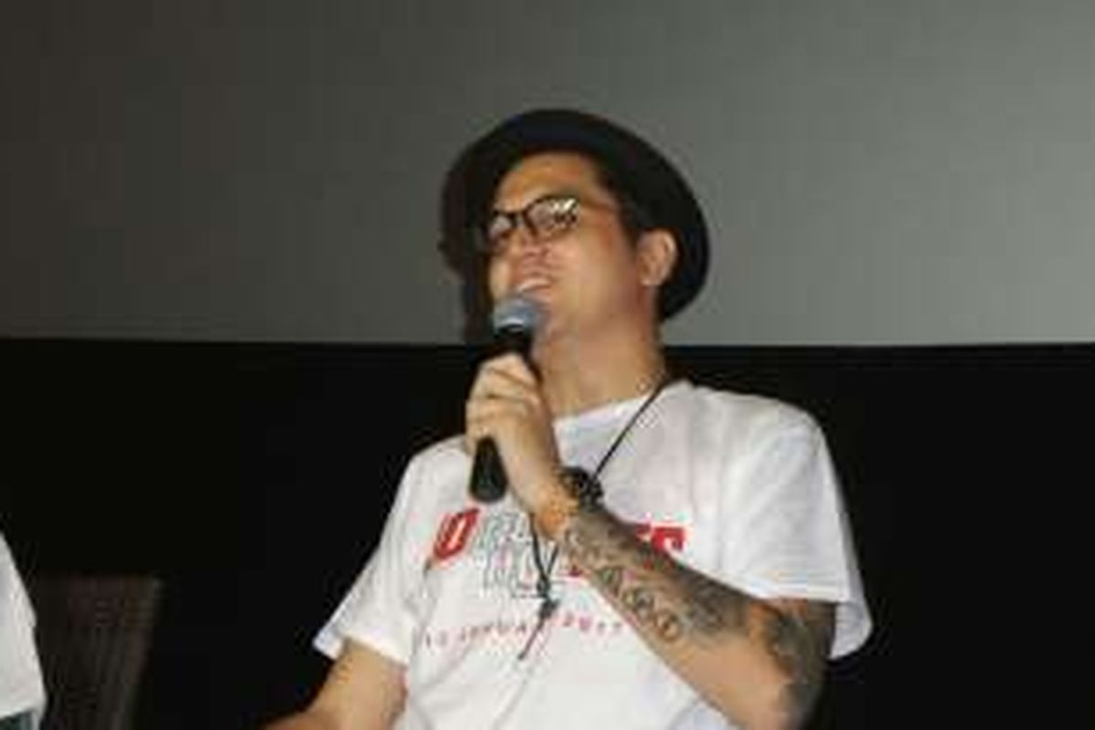 Artis sinetron Kevin Julio berbicara dalam konferensi pers pada gala premiere film Jomblo Ngenest di XXI Kota Kasablanka, Jakarta Selatan, Senin (9/1/2017).