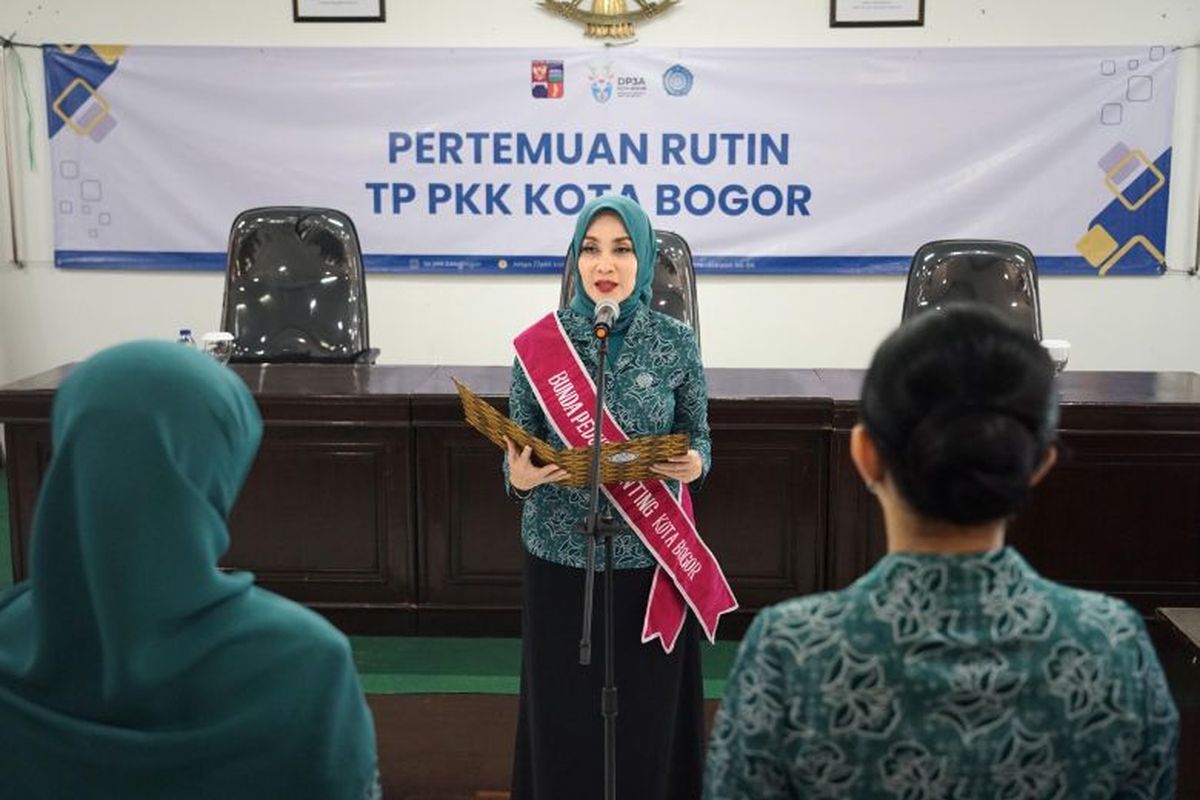 Ketua Tim Penggerak Pemberdayaan dan Kesejahteraan Keluarga (TP PKK) Kota Bogor saat melantik dan mengukuhkan Bunda Peduli Stunting Kecamatan se-Kota Bogor yang berlangsung di Aula Kantor TP PKK Kota Bogor, Jalan Semboja, Kota Bogor, Selasa (7/10/2025).