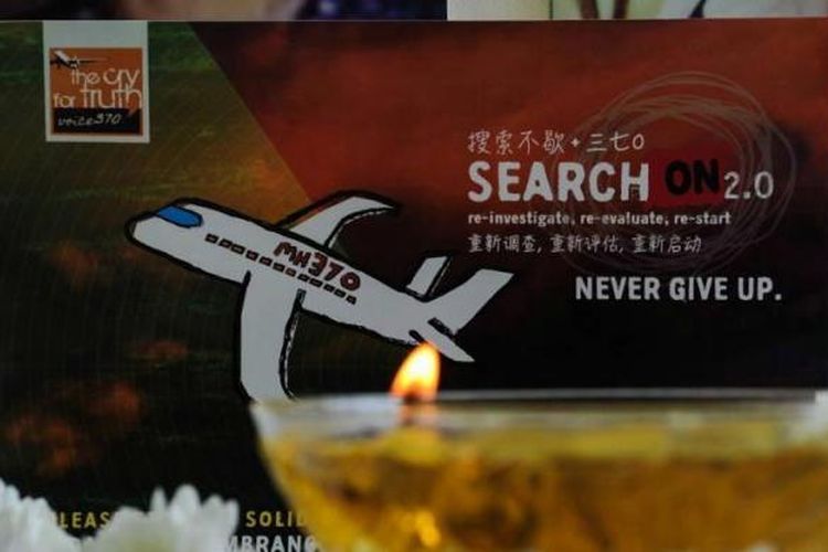 Lilin dinyalakan saat acara doa bersama kepada korban hilangnya pesawat Malaysia Airlines MH370, di Petaling Jaya, Malaysia, 8 Maret 2016.