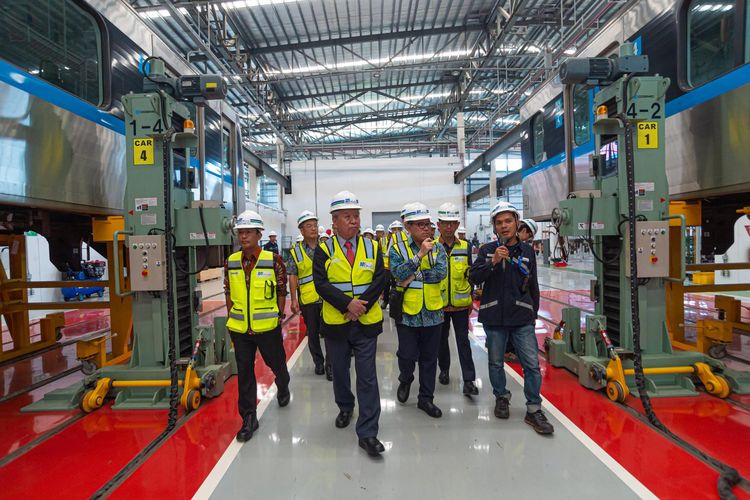 Dr. Akihito Tanaka saat meninjau area bengkel kereta MRT Jakarta.